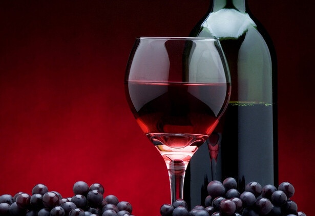 葡萄酒误区白酒、啤酒、葡萄酒是消费者接触最为广泛的三大酒种。