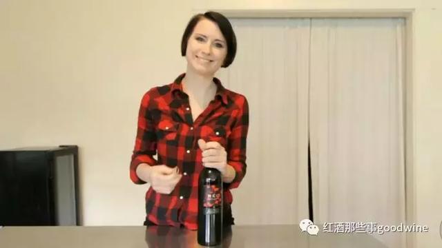 如何优雅的用开瓶器打开一瓶红酒呢？